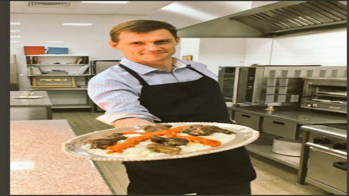 سفير بريطانيا بالقاهرة يطبخ فتة باللحمة في العيد