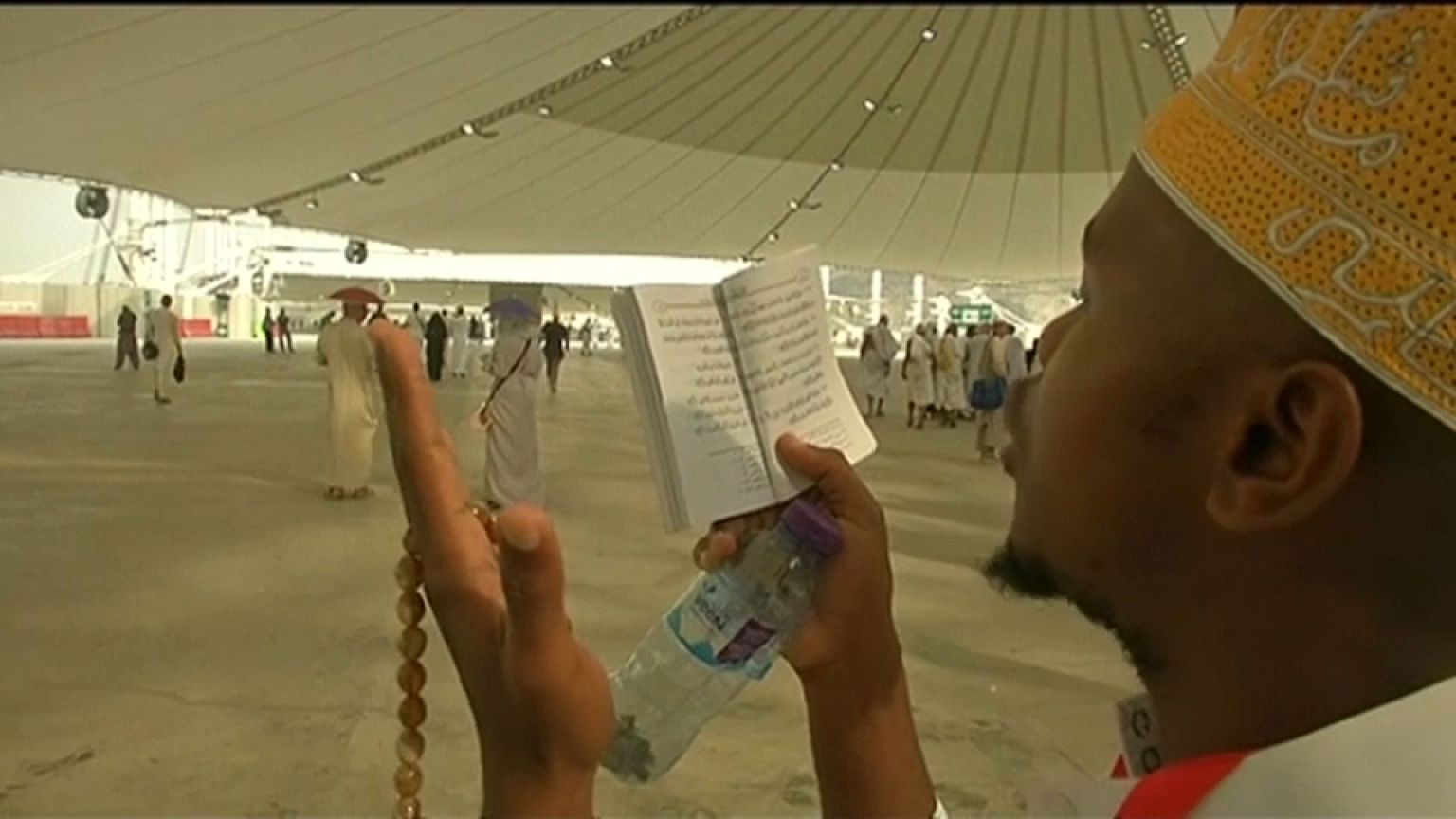 الحجاج يواصلون أداء المناسك برمي الجمرات في أول أيام التشريق