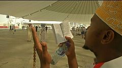 الحجاج يواصلون أداء المناسك برمي الجمرات في أول أيام التشريق