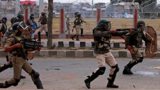 Manifestantes em confrontos com autoridades em Caxemira