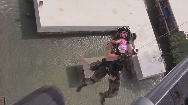 Houston'da arama kurtarma çalısmaları devam ediyor Houston'da arama kurtarma çalısmaları devam ediyor