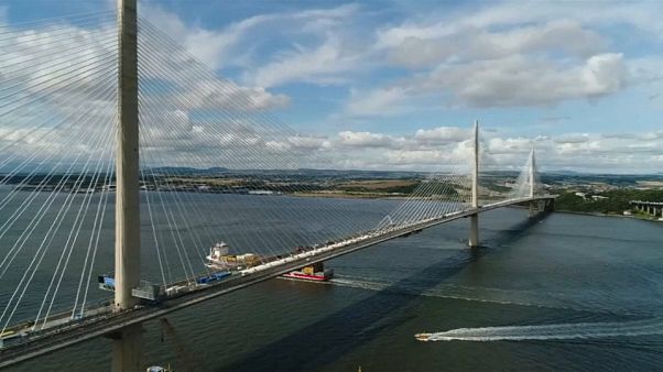 İskoçya'daki Queensferry Köprüsü üzerinden 50 bin kişi yürüyerek geçti İskoçya'daki Queensferry Köprüsü üzerinden 50 bin kişi yürüyerek geçti