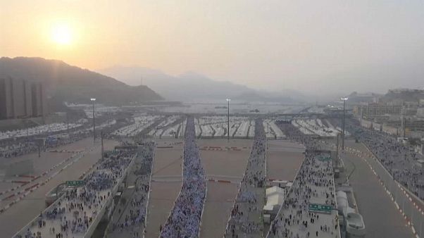 سنگ زدن به نماد شیطان در مراسم حج سنگ زدن به نماد شیطان در مراسم حج