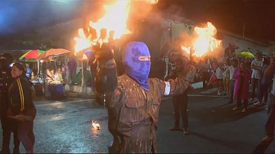 "Guerra" de bolas de fogo em El Salvador