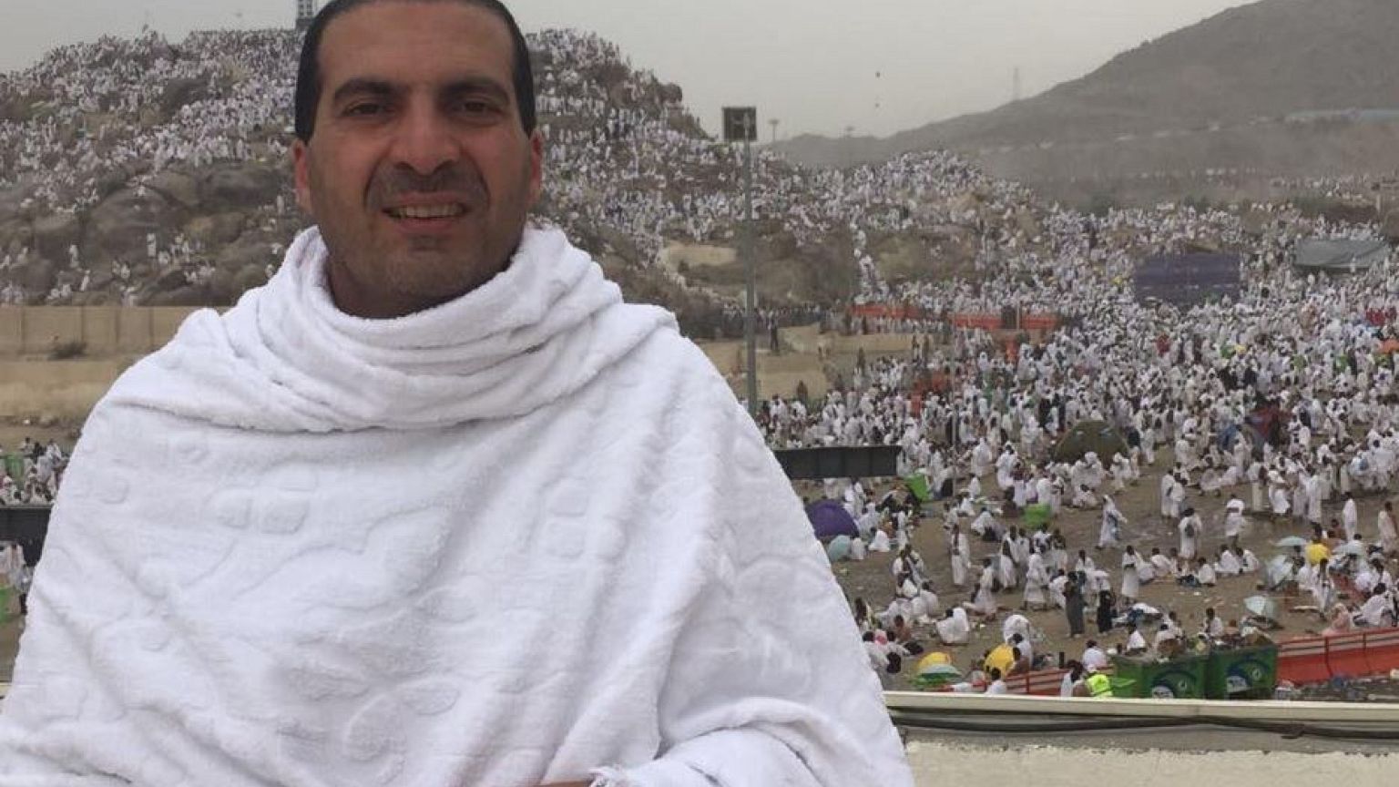 الداعية عمرو خالد يصف حاجا بالسخيف بسبب شارة "رابعة"