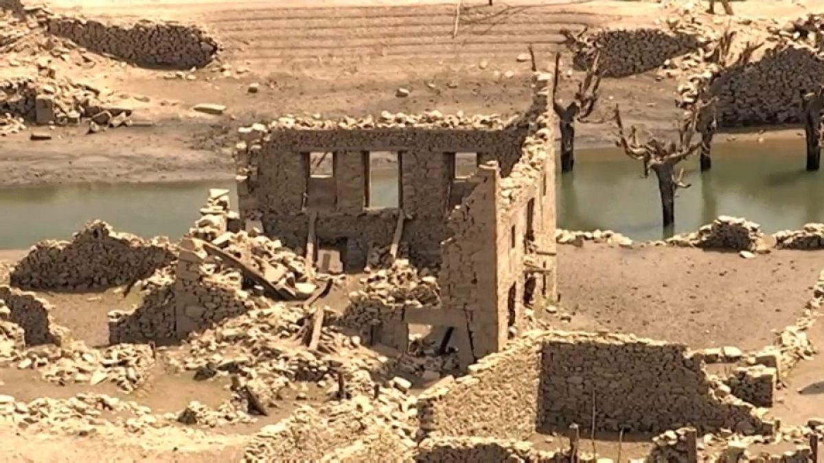 قرية "منسية" تظهر بعد جفاف مياه بحيرة شمال إسبانيا