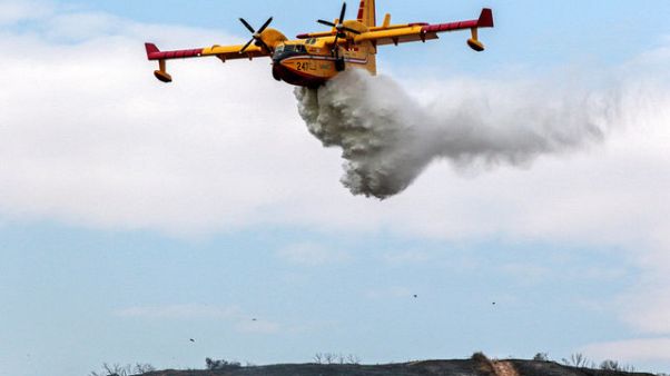 Temperaturas mais baixas e humidade mais alta ajudam a conter maior fogo da história de L.A. Temperaturas mais baixas e humidade mais alta ajudam a conter maior fogo da história de L.A.