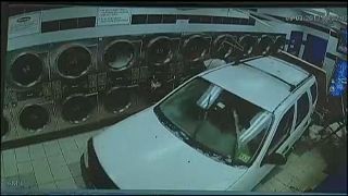 ΗΠΑ: Αυτοκίνητο «εισέβαλε» σε κατάστημα πλυντηρίων