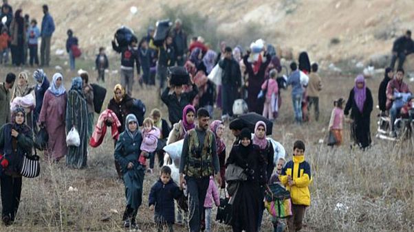 وزارة الدفاع الروسية: "400 نازح سوري يعودون إلى ديارهم في حلب" وزارة الدفاع الروسية: "400 نازح سوري يعودون إلى ديارهم في حلب"