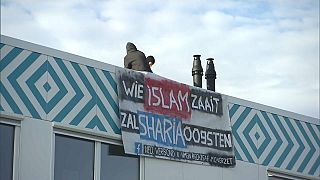 "من يزرع الإسلام يحصد الشريعة" هولنديان يحتجان على افتتاح مدرسة إسلامية في أمستردام