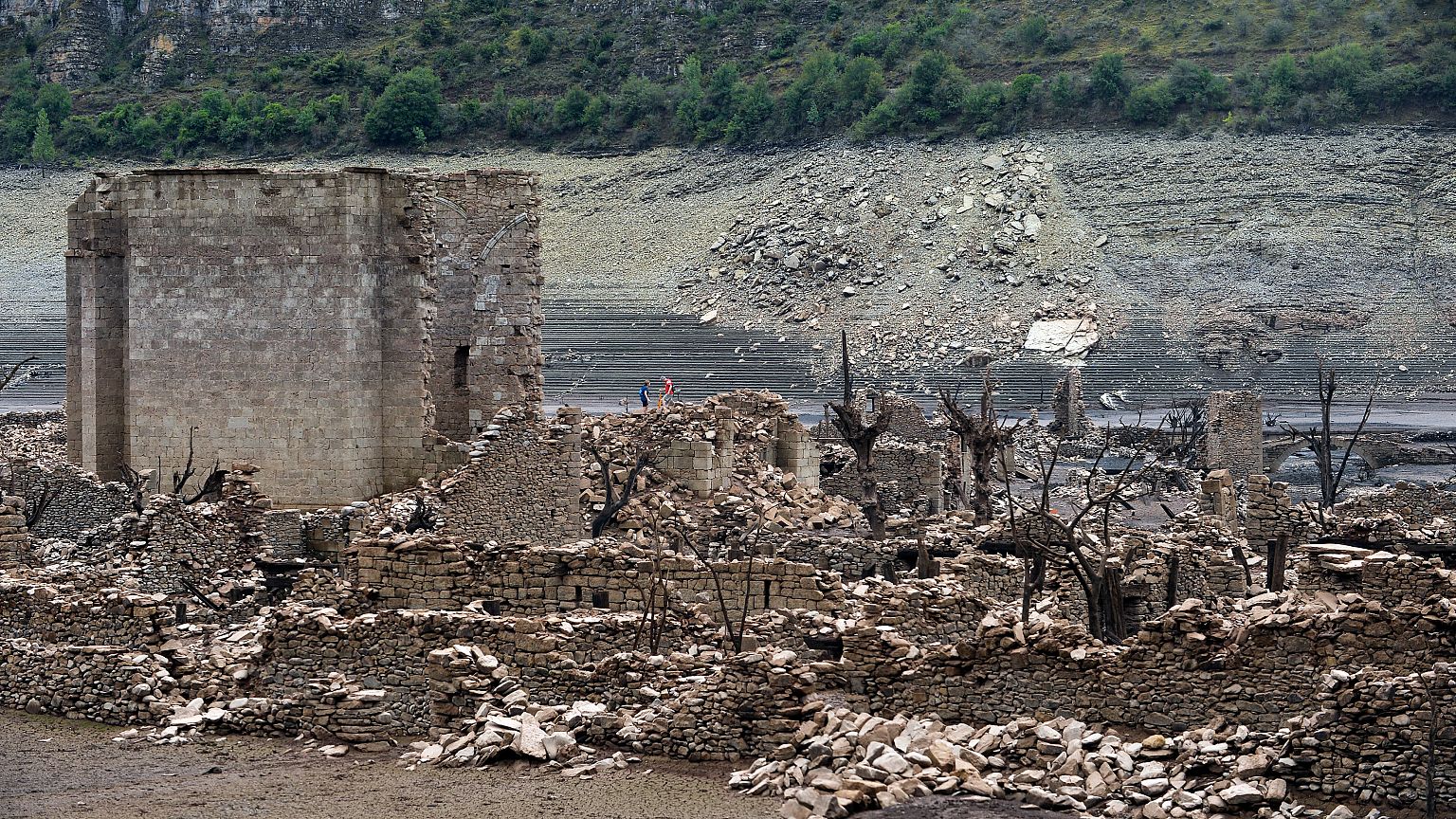Из-под воды показалась "Атлантида"