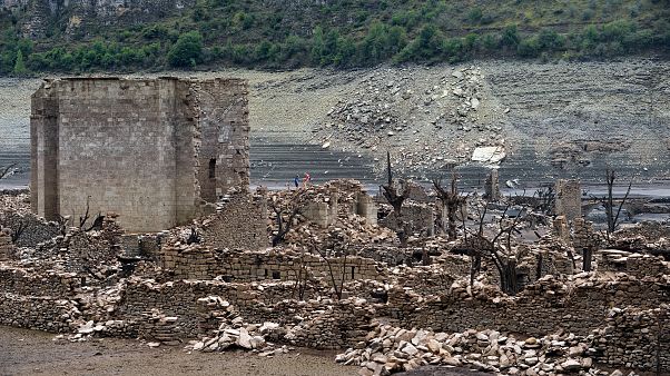 Из-под воды показалась "Атлантида" Из-под воды показалась "Атлантида"