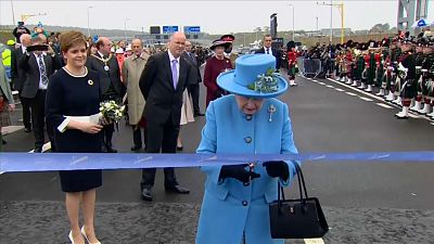 Königin Elisabeth II. eröffnet Brücke in Schottland