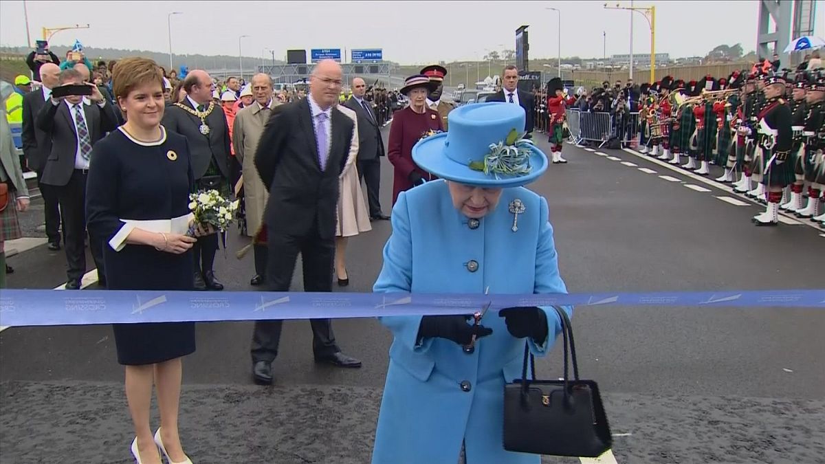 La reina Isabel II inaugura el segundo puente sobre el río Forth