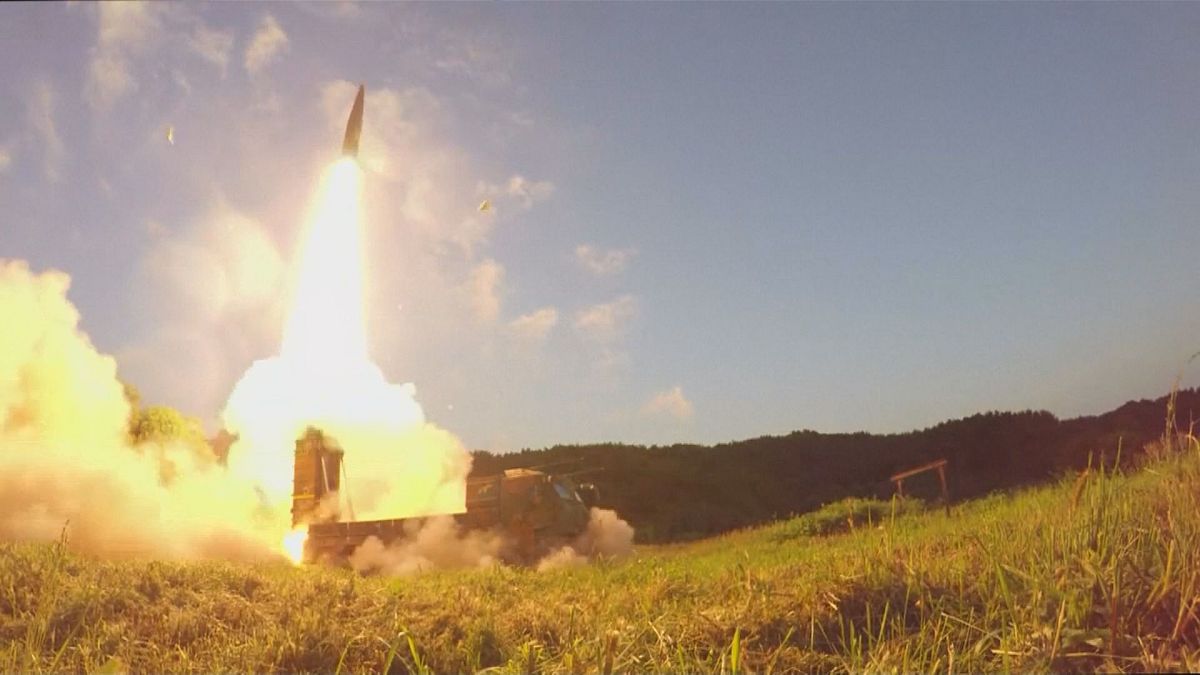 كوريا الشمالية تحرك صاروخاً باليستياً وجارتها الجنوبية تهدد بالرد فوراً