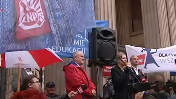 Πολωνία: Στους δρόμους χιλιάδες εκπαιδευτικοί Πολωνία: Στους δρόμους χιλιάδες εκπαιδευτικοί