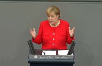 Merkel: Üzücü nedenlerle Türkiye ile meşgulüz