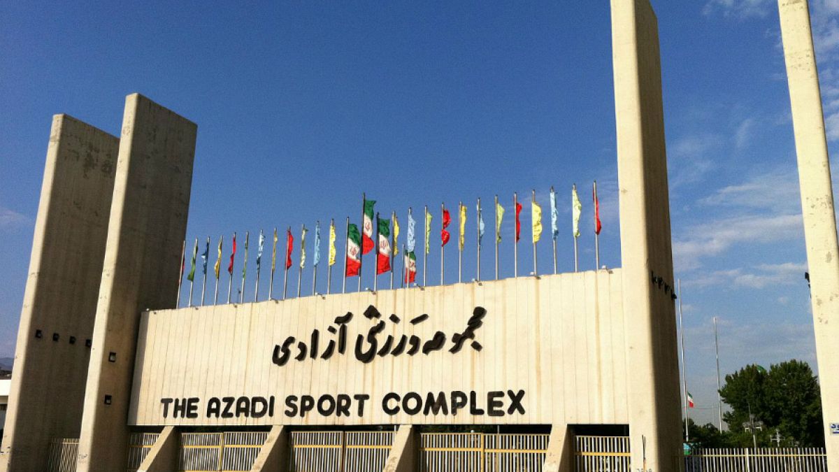 زنان ایرانی از ورود به ورزشگاه آزادی بازماندند