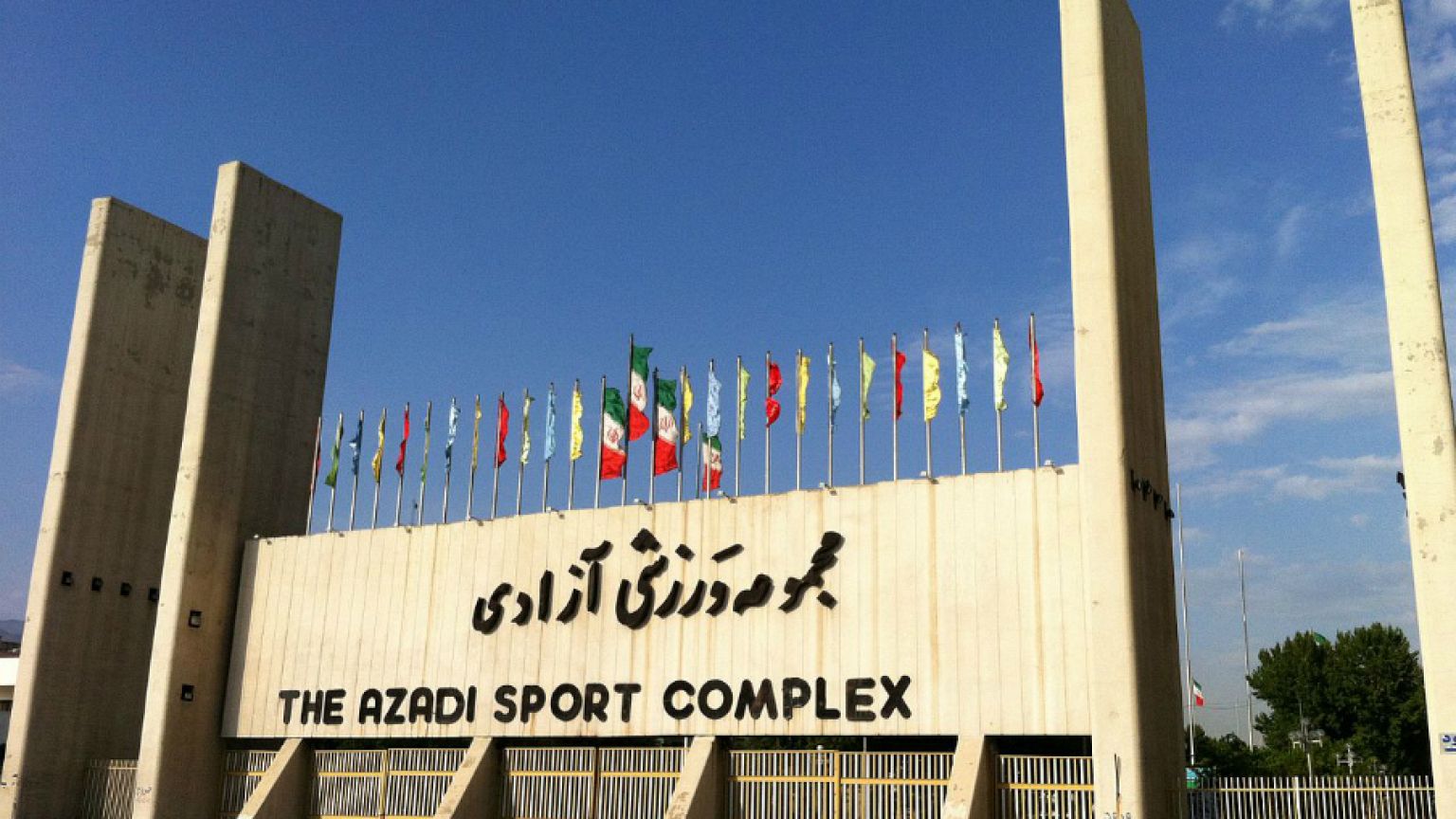 زنان ایرانی از ورود به ورزشگاه آزادی بازماندند
