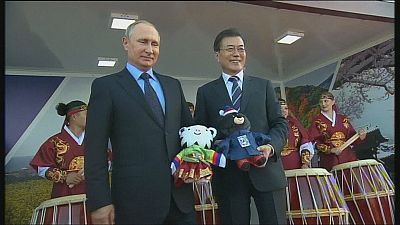 Putin, Moon e le mascotte delle Olimpiadi Invernali