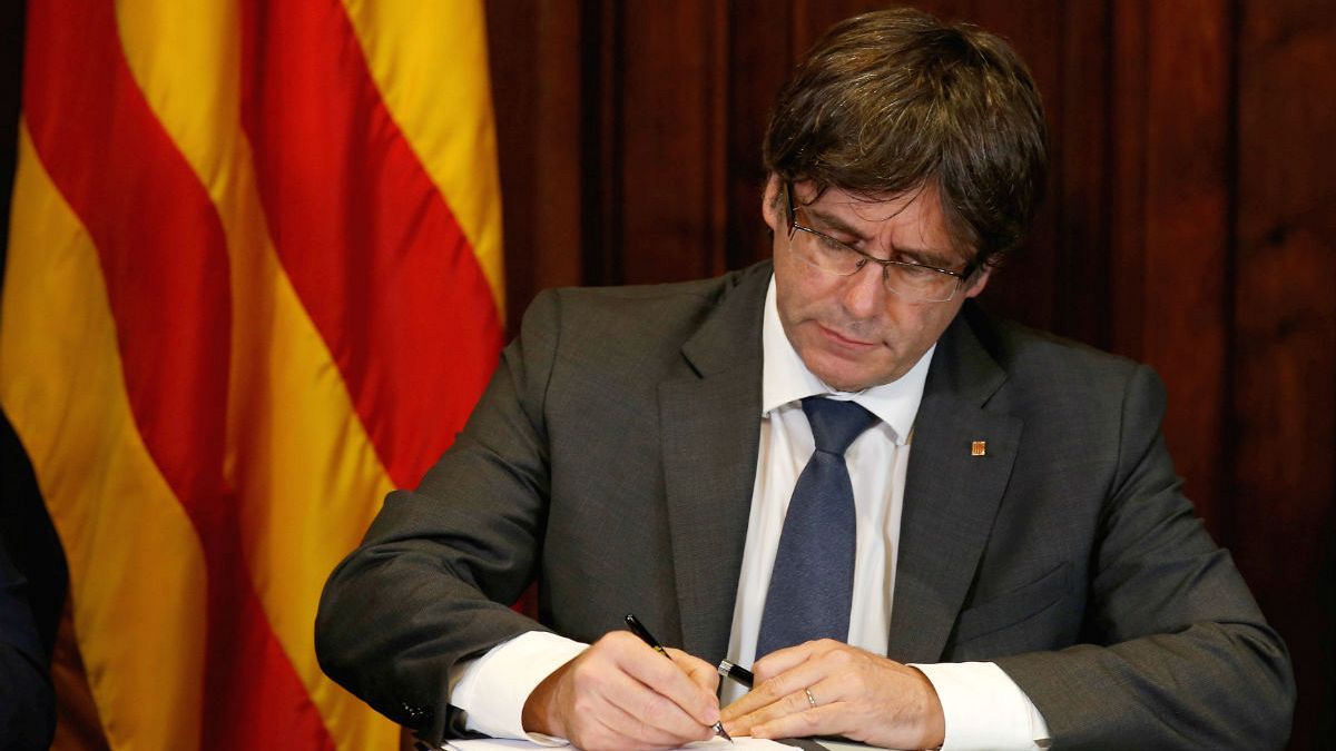 Puigdemont firma la ley de ruptura con España