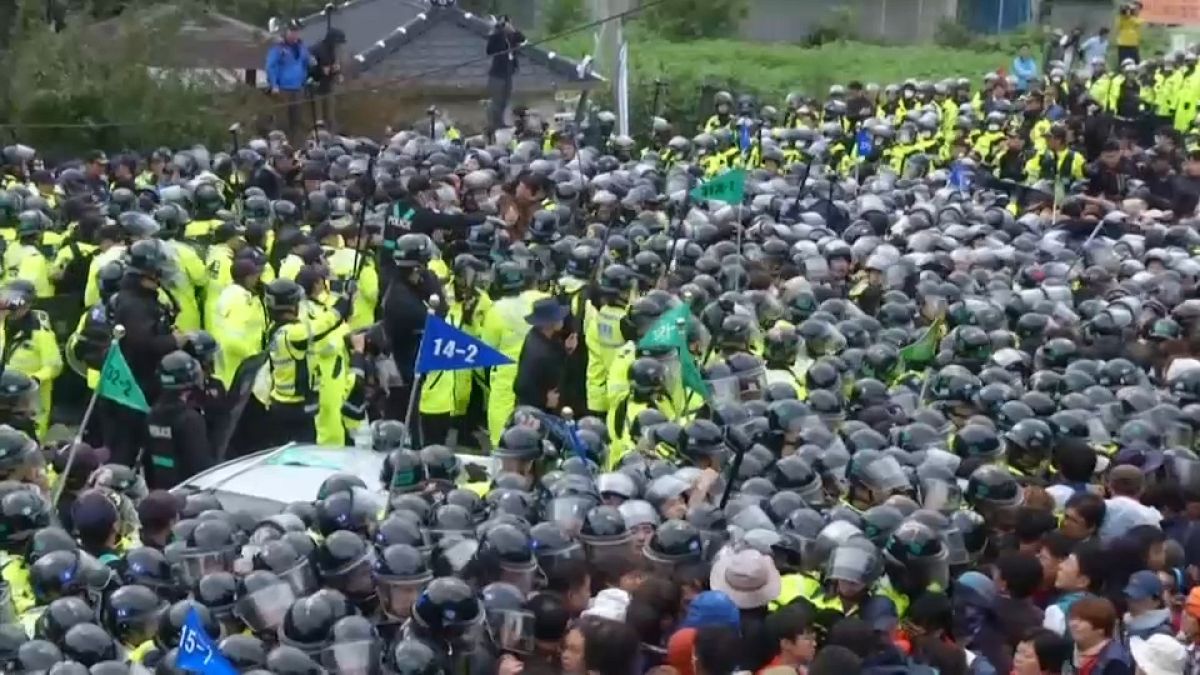 كوريا الجنوبية: مواجهات بين الشرطة والاهالي الرافضين لنشر نظام ثاد على ارضهم
