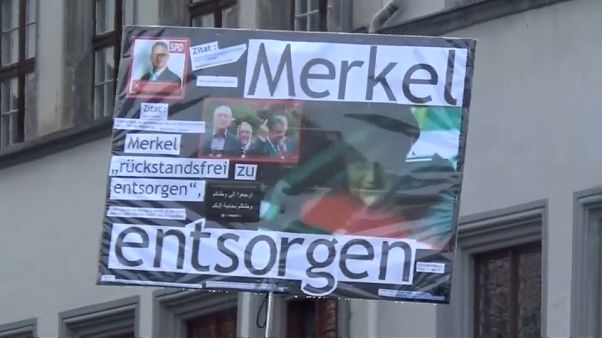 Abucheos y tomates contra Merkel Abucheos y tomates contra Merkel