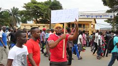 Marée humaine dans les rues de Lomé