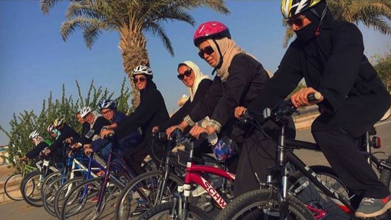 فتيات سعوديات ينطلقن بالدراجات الهوائية في شوارع جدة