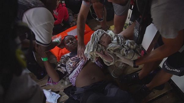 Migrants : une naissance en pleine mer Migrants : une naissance en pleine mer