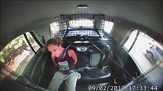 تگزاس؛ زن بازداشتی با خودروی پلیس می گریزد