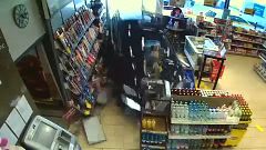 77-Jähriger fährt in drei Anläufen in Tankstelle