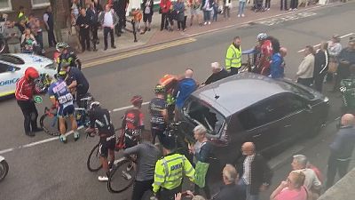 Acidente com ciclistas na volta ao Reino Unido