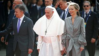 Santos elnök fogadta a pápát Kolumbiában