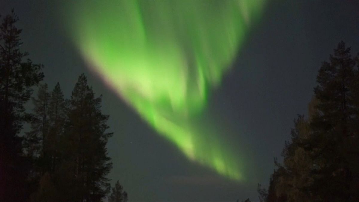 أضواء مذهلة أنارت سماء منطقة لبونيا شمال فنلندا