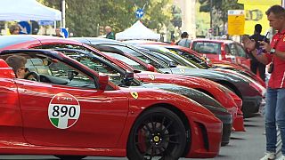 Ferrari invade ruas de Milão