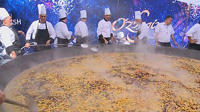 Özbek ustalar dünyanın en büyük pilav yemeğini pişirdi