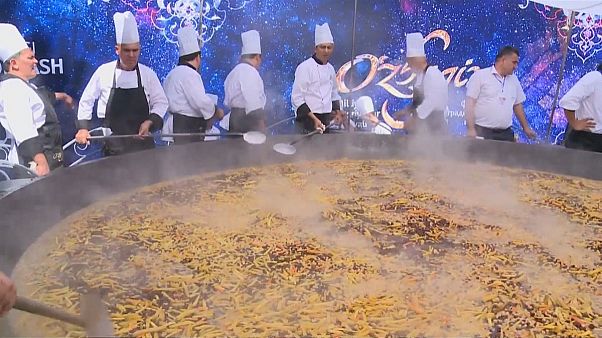 Özbek ustalar dünyanın en büyük pilav yemeğini pişirdi Özbek ustalar dünyanın en büyük pilav yemeğini pişirdi