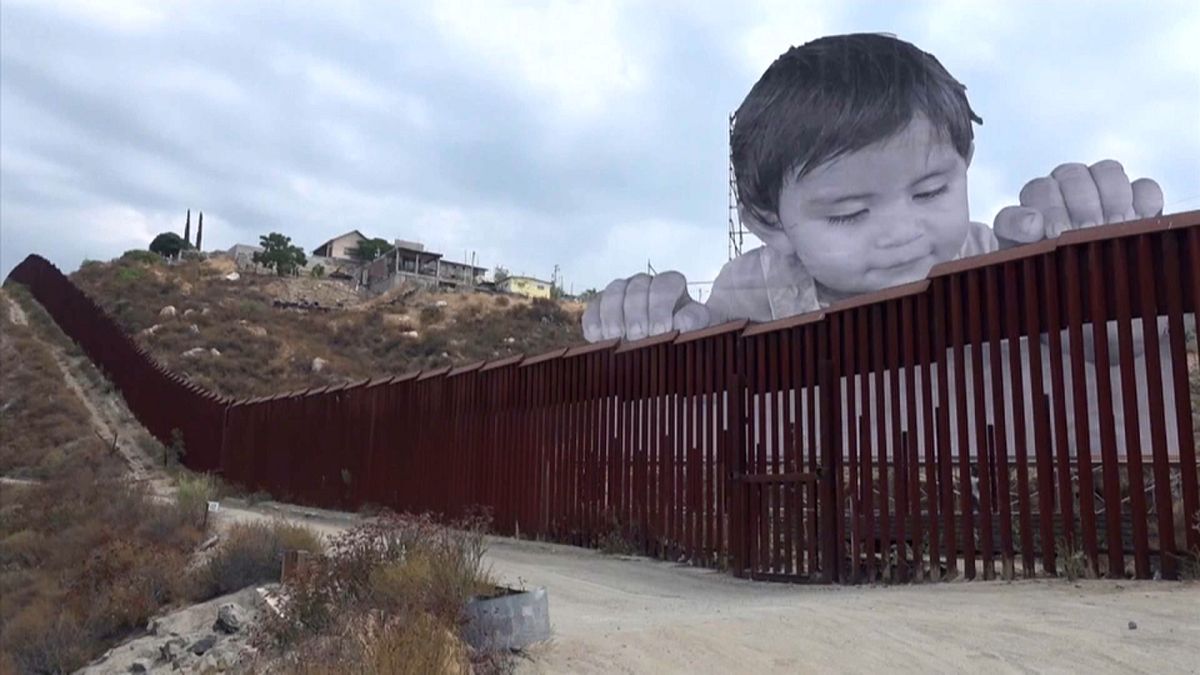 Bebé "gigante" espreita pelo muro entre os EUA e o México