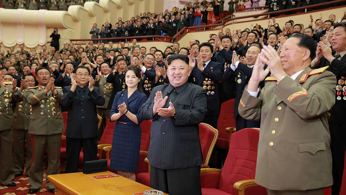 شاهد: أبهة احتفال كوريا الشمالية بعلمائها النوويين أمام غضب حلف الأطلسي