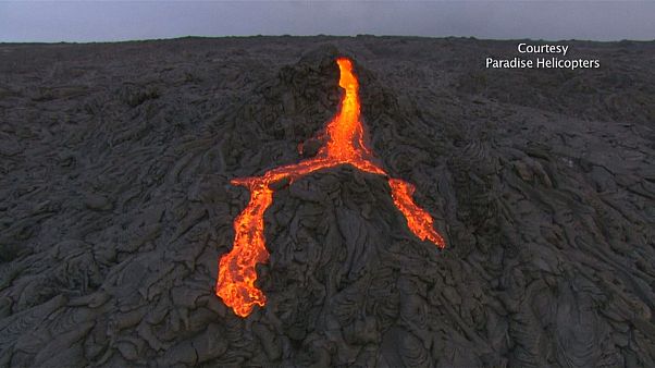 Espectáculo en el volcán Kilauea, a vista de pájaro Espectáculo en el volcán Kilauea, a vista de pájaro