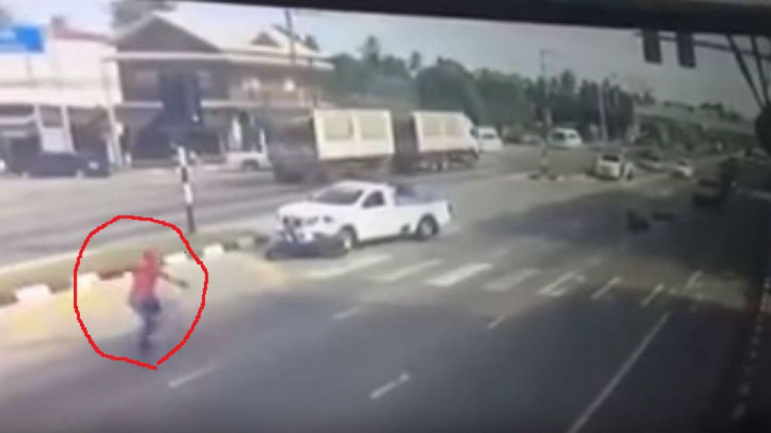 "سبايدر مان" يظهر في شوارع تايلاند لإنقاذ شاب من حادث سيارة