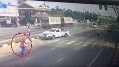 "سبايدر مان" يظهر في شوارع تايلاند لإنقاذ شاب من حادث سيارة
