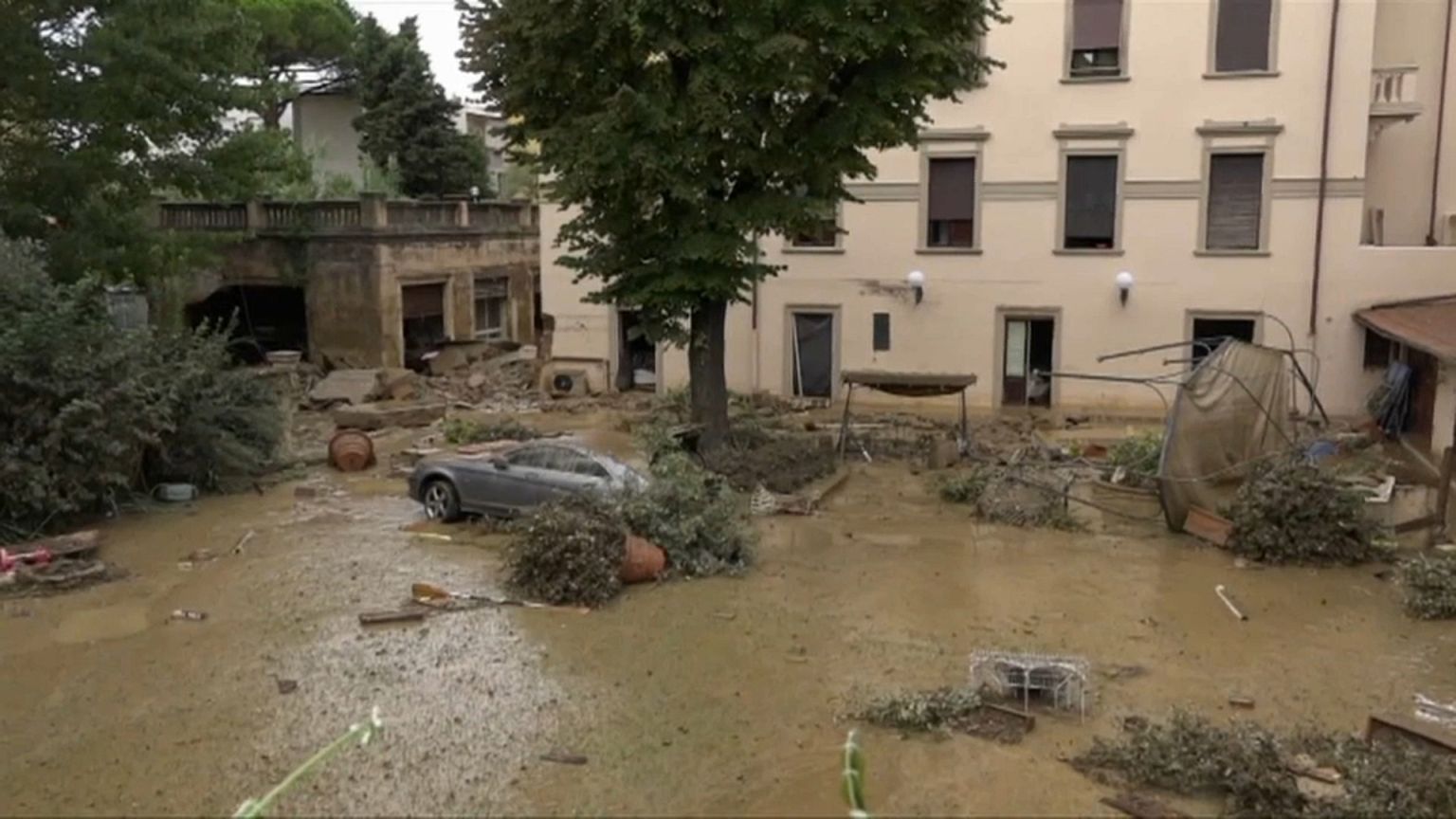 Nach dem Unwetter: Bürgermeister von Livorno warnt im Euronews-Interview
