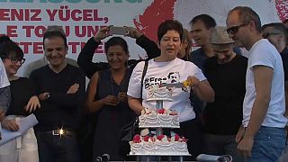 Türkiye'de 210 gündür tutuklu bulunan Deniz Yücel'in doğum günü kutlandı