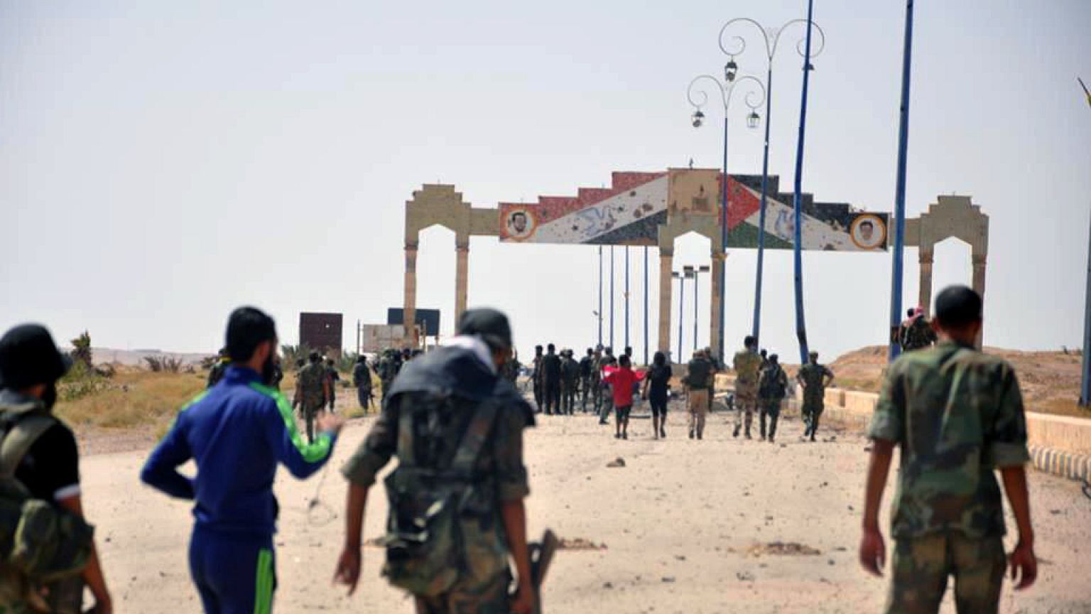 الجيش السوري يؤمن طريق دير الزور ومحيط مطارها