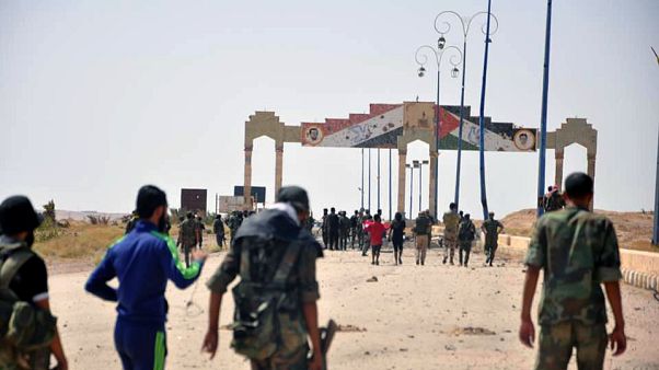 الجيش السوري يؤمن طريق دير الزور ومحيط مطارها الجيش السوري يؤمن طريق دير الزور ومحيط مطارها