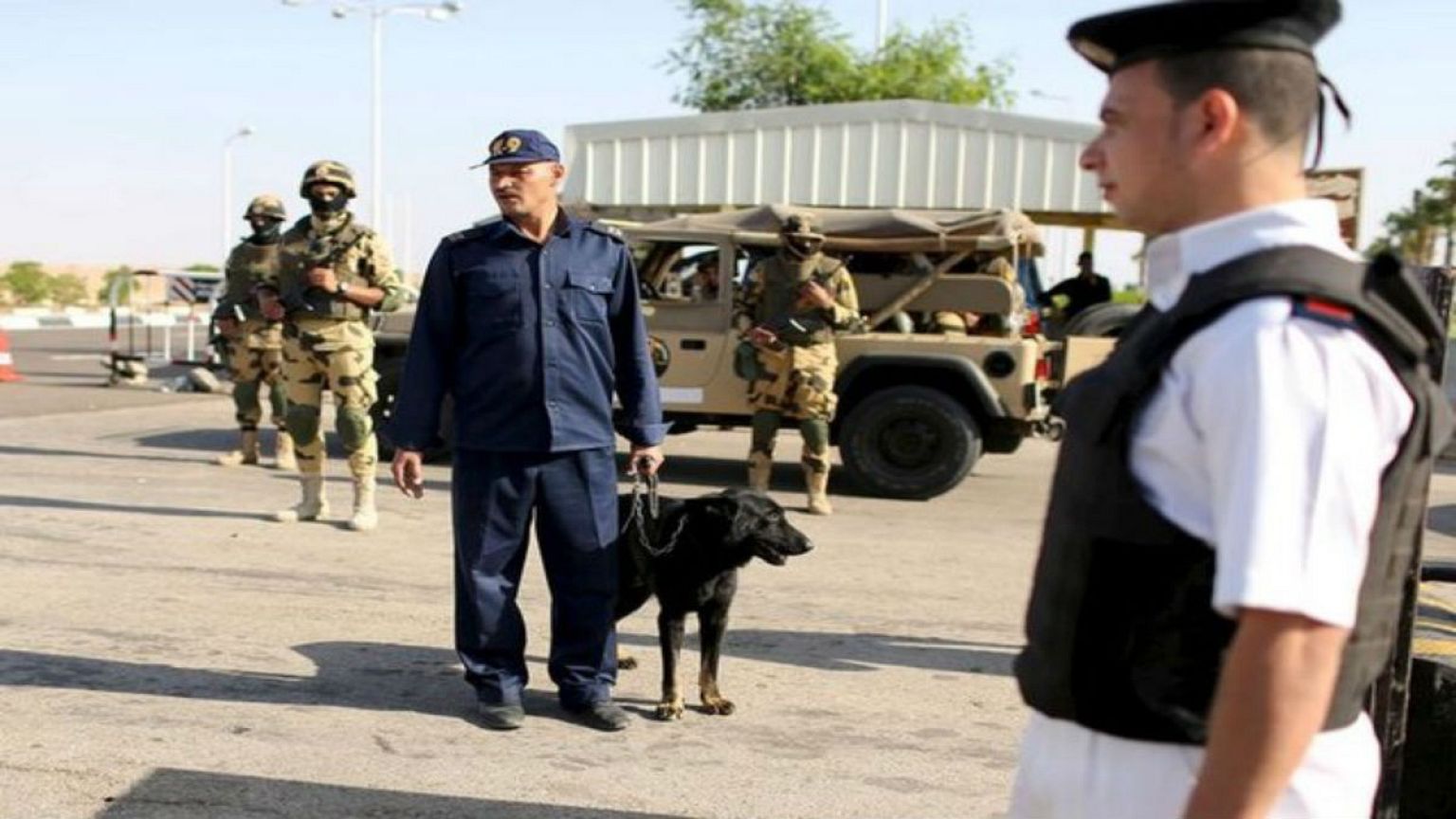 ارتفاع عدد القتلى إلى 18 شخصا جراء هجوم استهدف قافلة أمنية بشمال سيناء