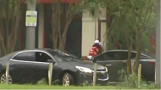 شاهد: شرطة فلوريدا تمسك بلصوص إيرما متلبسين