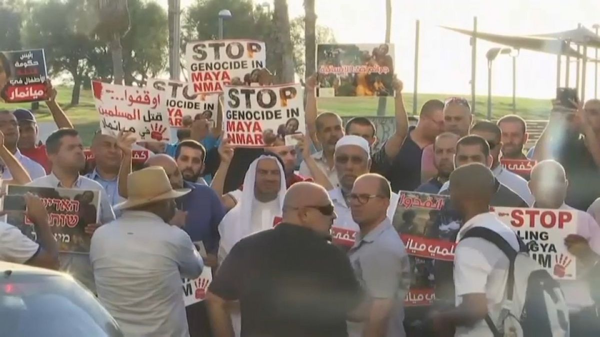 فلسطينيو الداخل يحتجون على قتل مسلمي الروهينغا امام سفارة ميانمار بتل أبيب